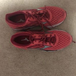 Barely worn Mizuno sneakers
